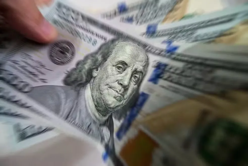 Dólar tem 7ª queda seguida e fecha em R$ 5,86, às vésperas da 'Superquarta'; Ibovespa recua
