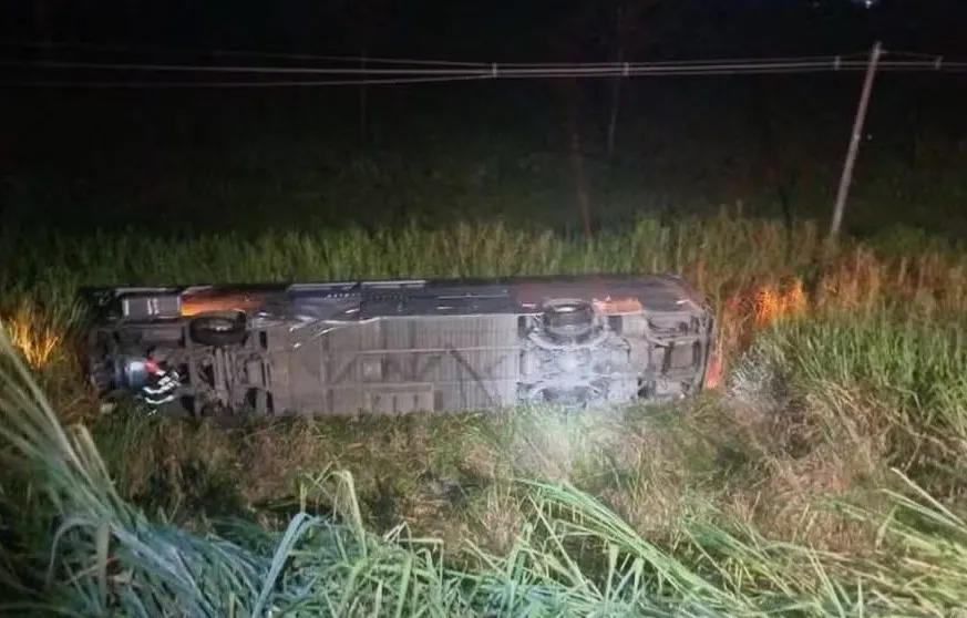 Ônibus cai em ribanceira na Dutra, deixa um morto e mais de 20 feridos