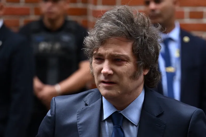 Milei anuncia cerca na fronteira com a Bolívia e defende Musk de críticas por apologia ao nazismo
