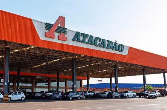 Bando armado invade Atacadão, rende funcionários e faz “limpa” em cofres